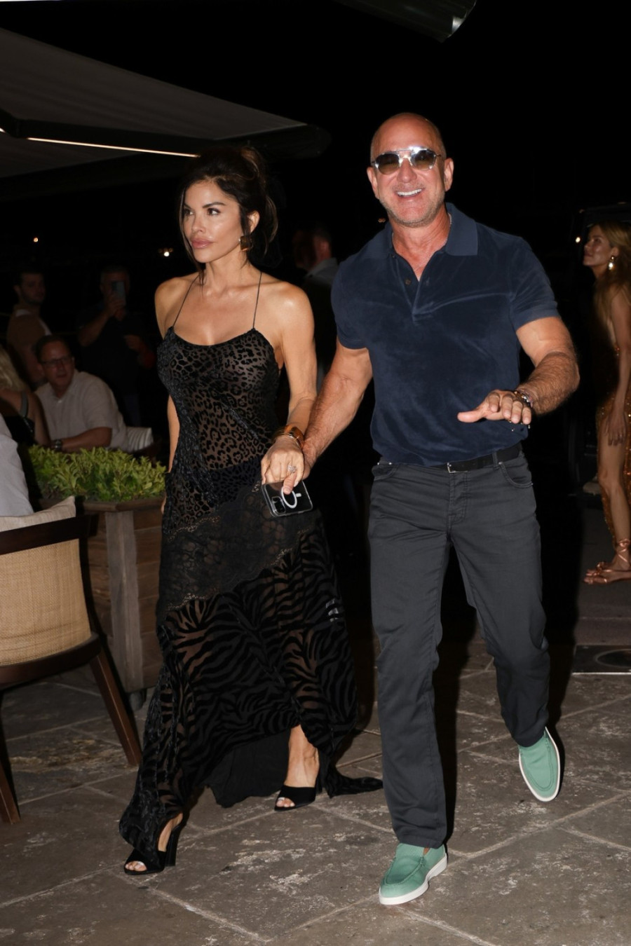 Jedan konac treba da pukne i svi će videti njene gole grudi: A muž milijarder se smeška FOTO