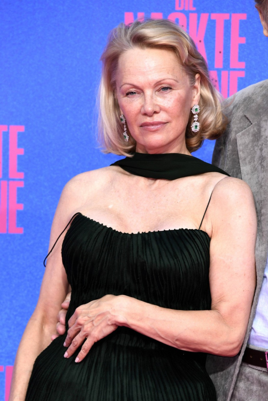 Osvojila je njega, ali i crveni tepih: Najmoderniji manikir sezone nosi Pamela Anderson FOTO