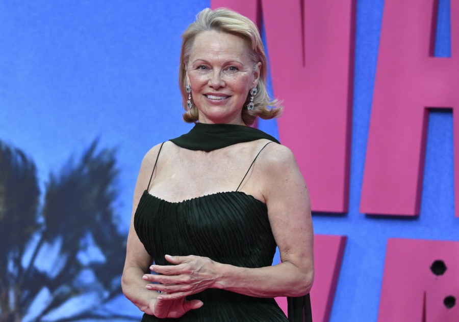 Osvojila je njega, ali i crveni tepih: Najmoderniji manikir sezone nosi Pamela Anderson FOTO