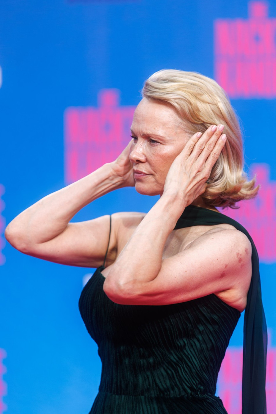 Osvojila je njega, ali i crveni tepih: Najmoderniji manikir sezone nosi Pamela Anderson FOTO