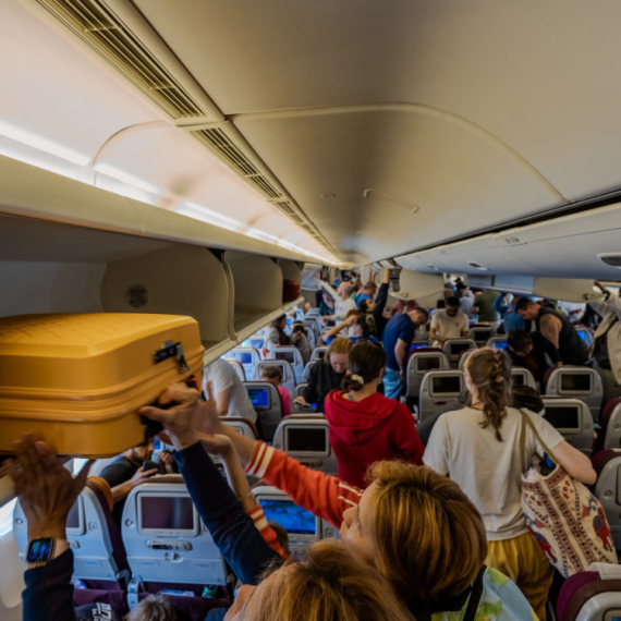 Sela između dva muškarca u avionu, pa podelila fotografiju; Žene pobesnele zbog nje FOTO