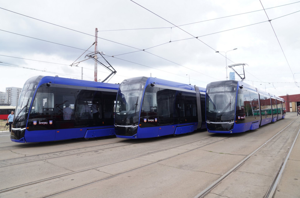 Autobus se otkačio tokom šlepanja i udario u tramvaj: Nema povređenih