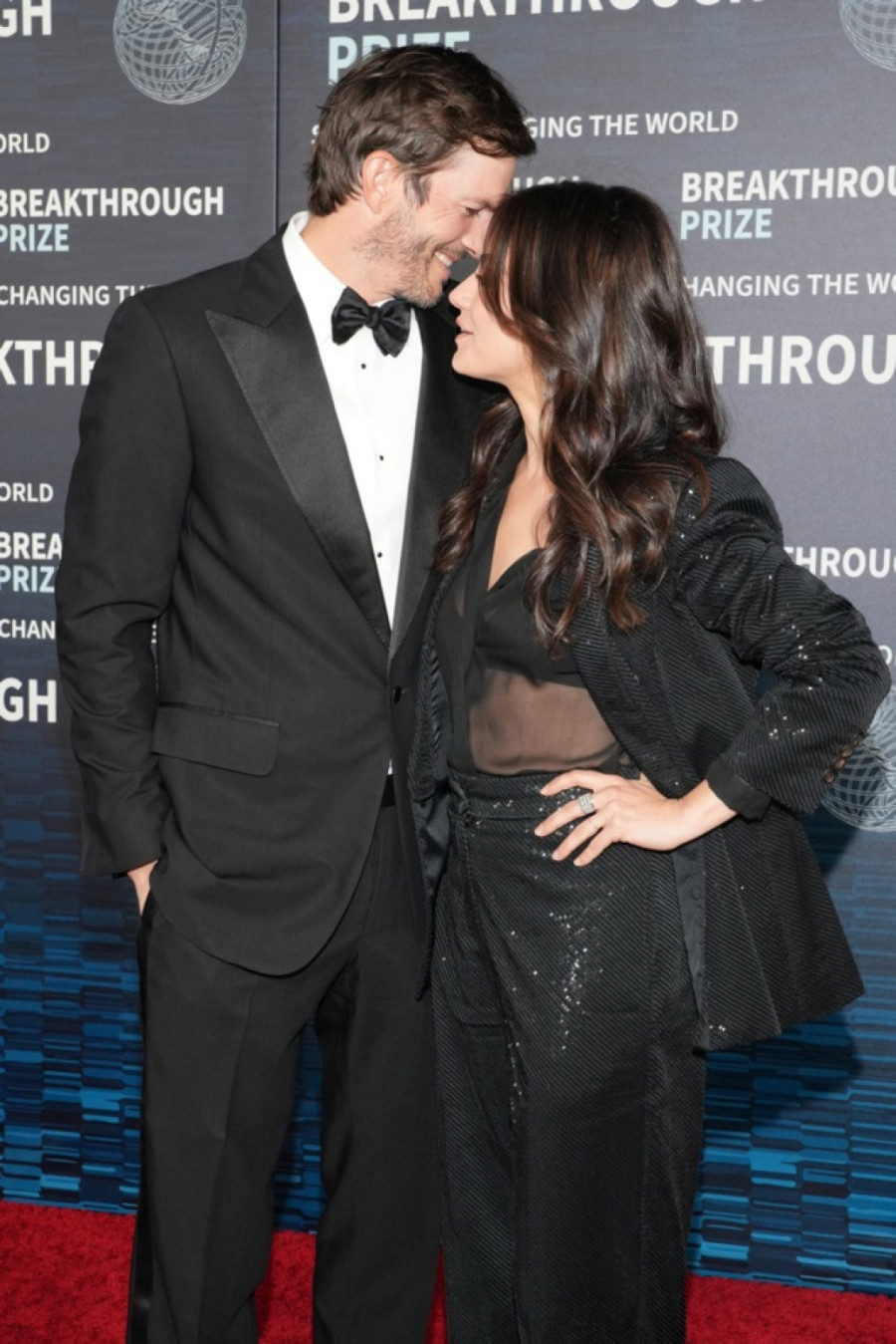 Šuškalo se da se razvode, a oni drže čas ljubavi: Strastveni momenti omiljenog para ukrali šou VIDEO