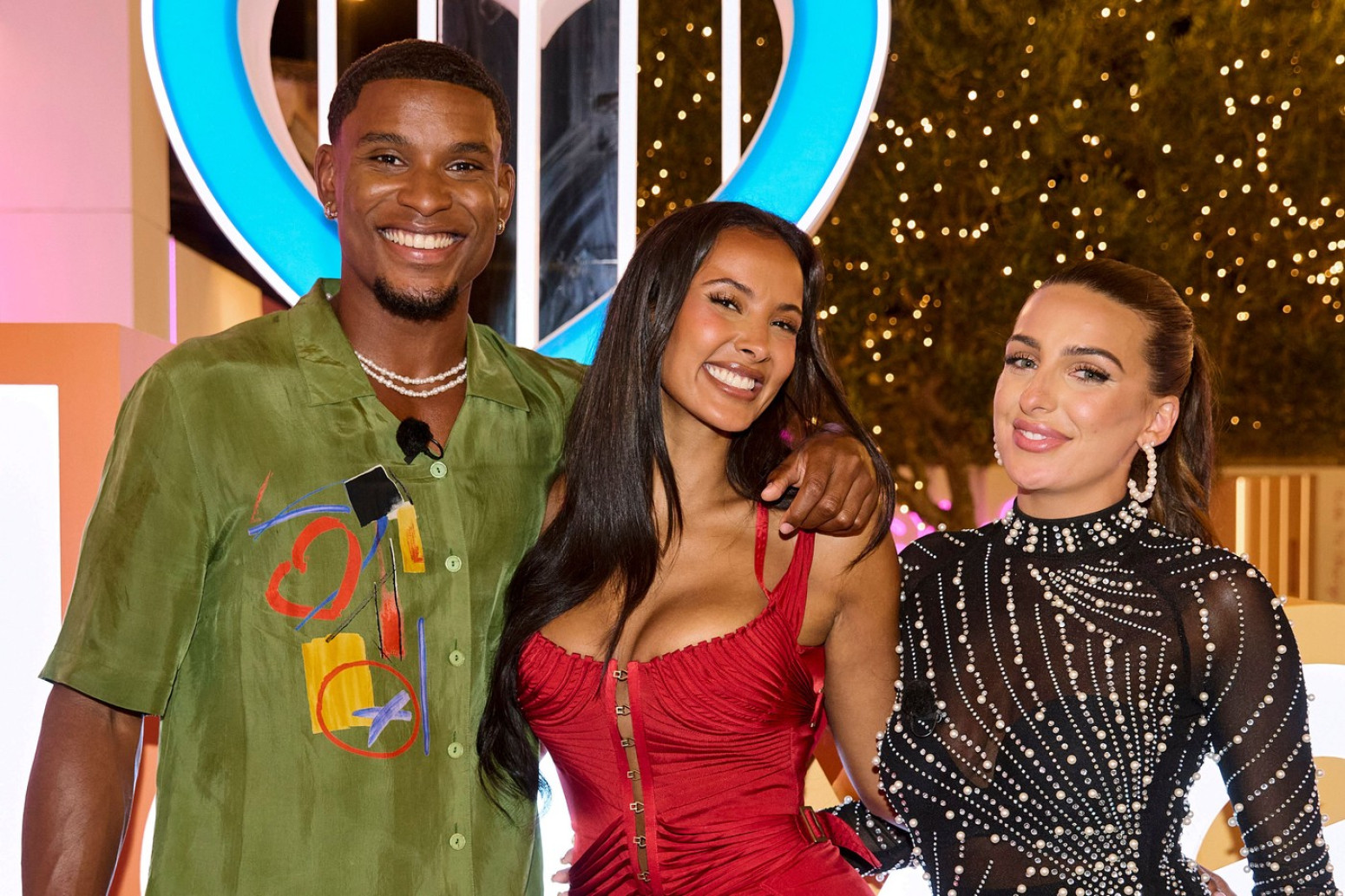 Seksi voditeljka se potrudila da njen bujni dekolte bude zapamćen FOTO