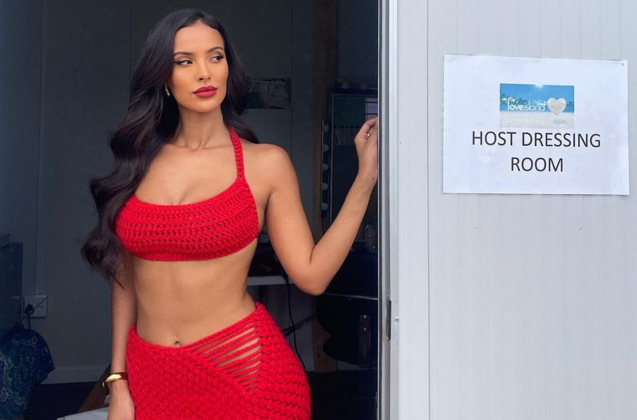 Seksi voditeljka se potrudila da njen bujni dekolte bude zapamćen FOTO