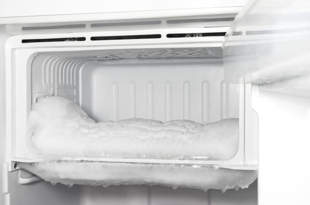 Uklanja led zauvek: Samo stavite ovu namirnicu u frižider ili zamrzivač