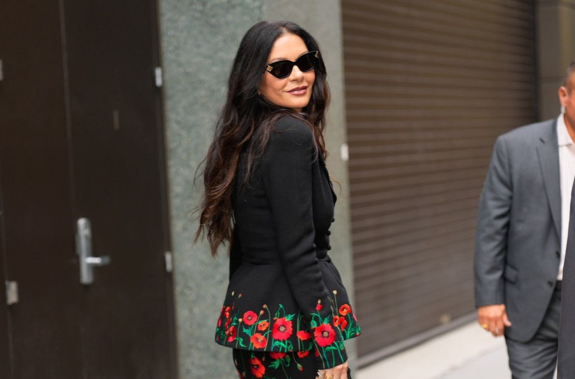 Moćna, fatalna i "zakopčana": Čuvena lepotica svakim korakom pravi novu pometnju FOTO