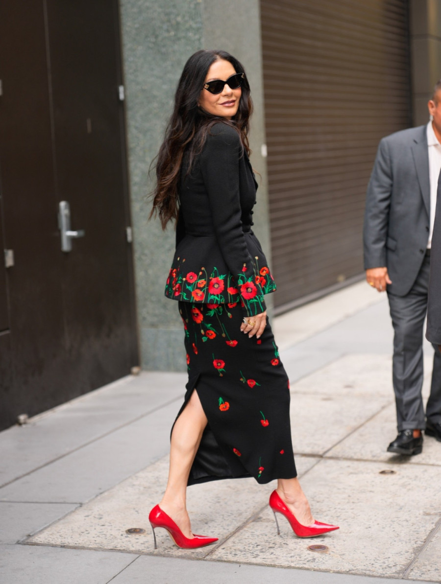 Moćna, fatalna i zakopčana: Čuvena lepotica svakim korakom pravi novu pometnju FOTO