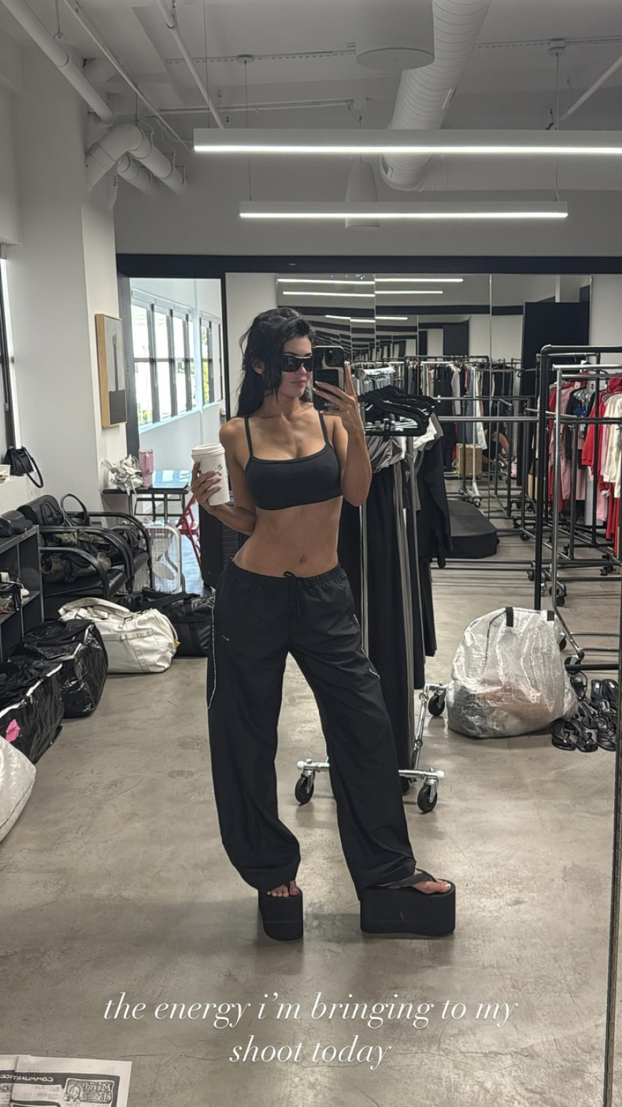 Više nisu grudi u prvom planu, ali i dalje boli glava od njenog stajlinga FOTO