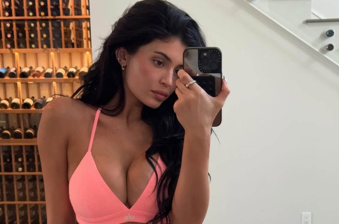 Više nisu grudi u prvom planu, ali i dalje boli glava od njenog stajlinga FOTO