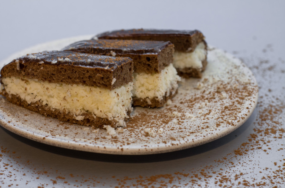 Nestaće brže nego što se ohladi: Najbrži, a najukusniji kolač sa samo 4 sastojka