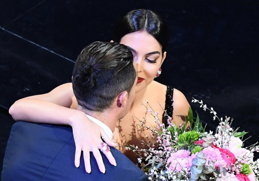 Prsten šljašti na njenoj ruci: Ronaldo dao čitavo bogatstvo za ženu koju voli FOTO