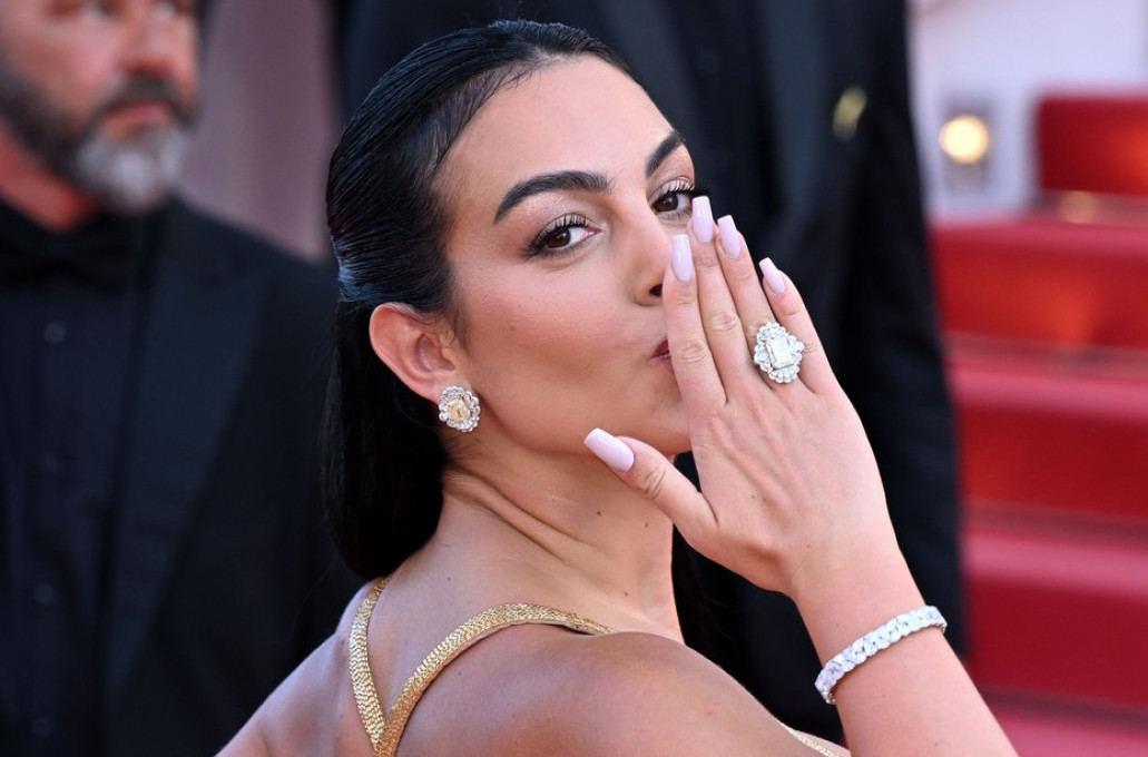 Prsten "šljašti" na njenoj ruci: Ronaldo dao čitavo bogatstvo za ženu koju voli FOTO