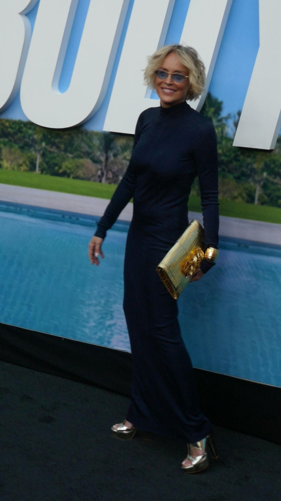 Zakopčana do grla, a opet toliko seksi: Izdanje Šeron Stoun zaslužuje aplauz FOTO