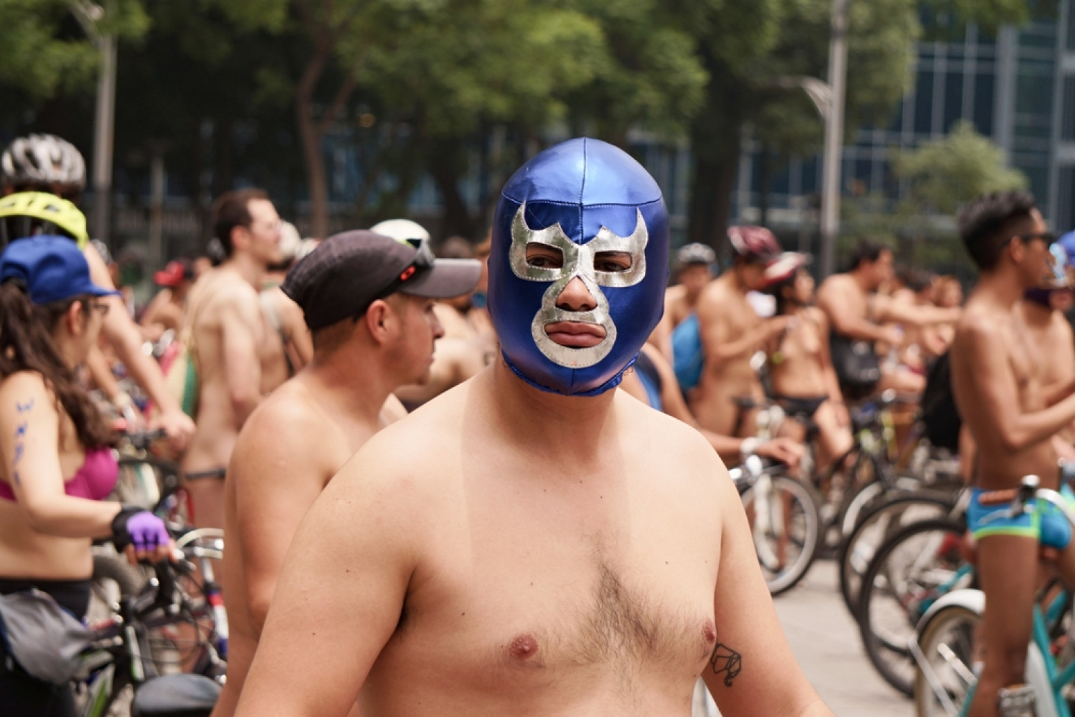 Sasvim je OK da kažemo muškarcu bez majice: Pih, sram te bilo, ovde ima dece ANKETA