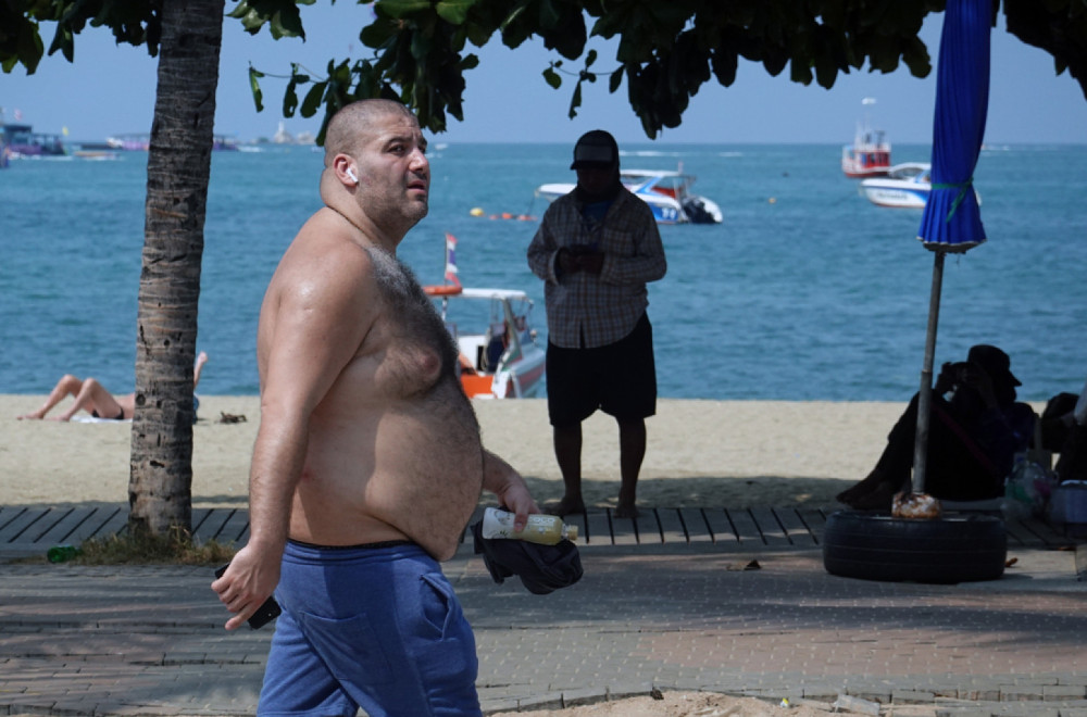 Sasvim je OK da kažemo muškarcu bez majice: Pih, sram te bilo, ovde ima dece ANKETA