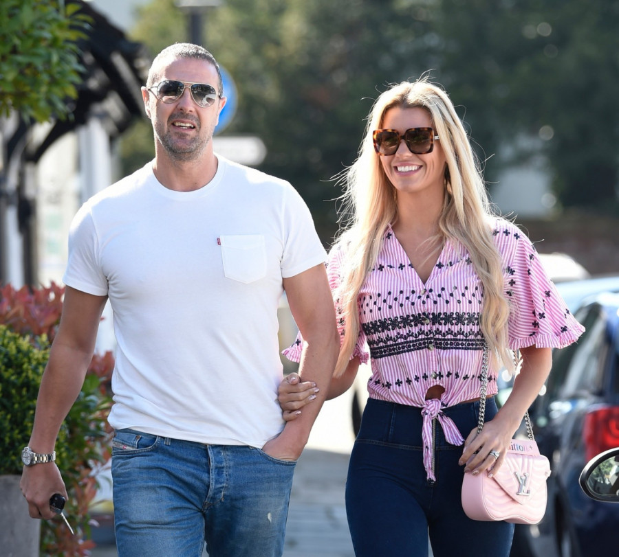 Razvod je nije dokrajčio: Vratila se još zgodnija, u minijaturnom bikiniju FOTO