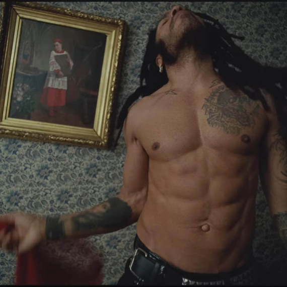 I u sedmoj deceniji hipnotiše trbušnjacima: Mlađi muškarci mogu samo da mu zavide FOTO