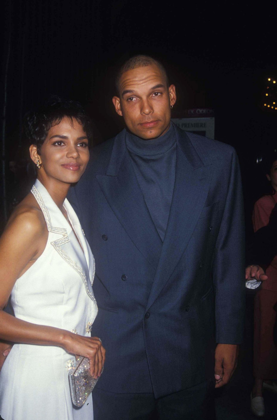 Vrelim bikinijem odgovorila bivšem na prozivke: I to u zagrljaju čoveka koji je obožava FOTO