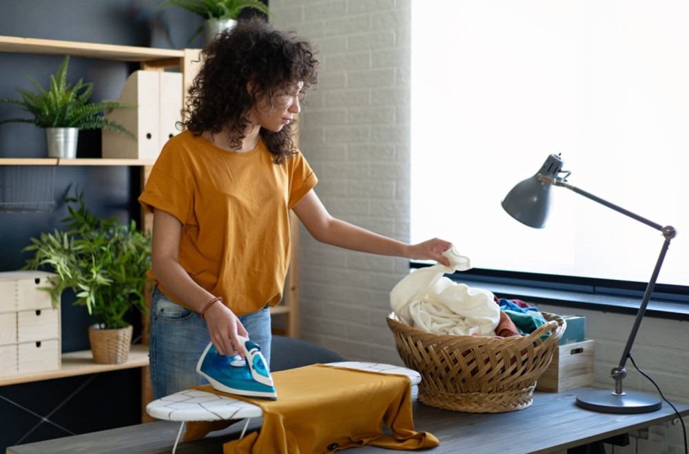 Jednostavan trik koji će vam olakšati peglanje veša i uštedeti vreme
