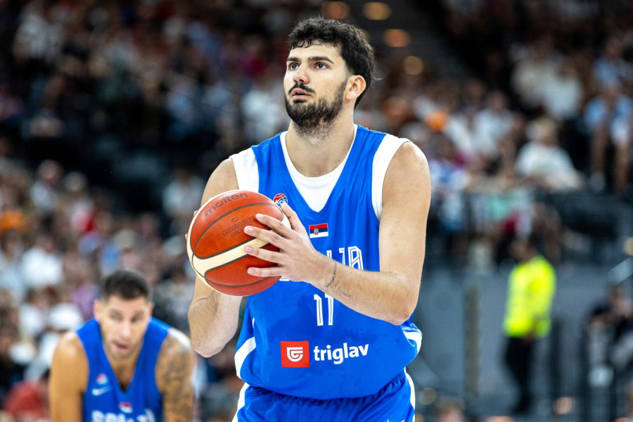 Mladi srpski košarkaš je miljenik devojaka: Njegovog oca svi znaju, a majka je lepotica bez premca FOTO