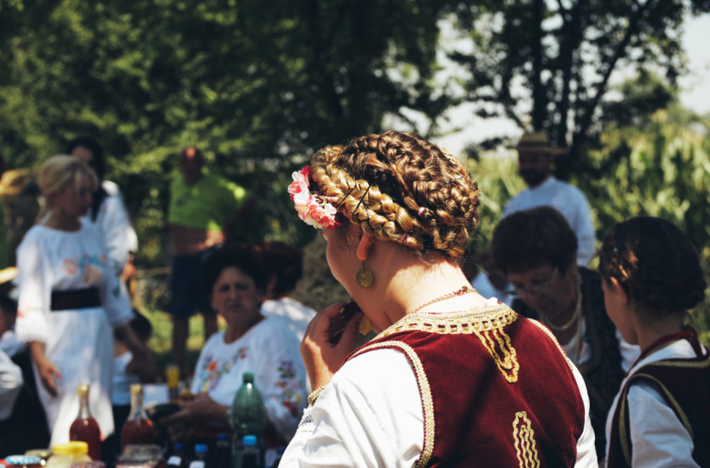 Anđela iz Čačka je studentkinja generacije u Londonu: Uspeh slavila u srpskoj nošnji VIDEO