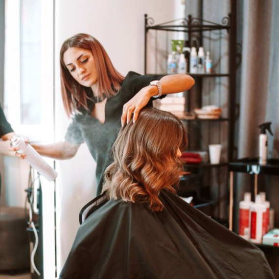 Stepenasta ili ravna kosa? Evo kako da znate koja vam bolje stoji