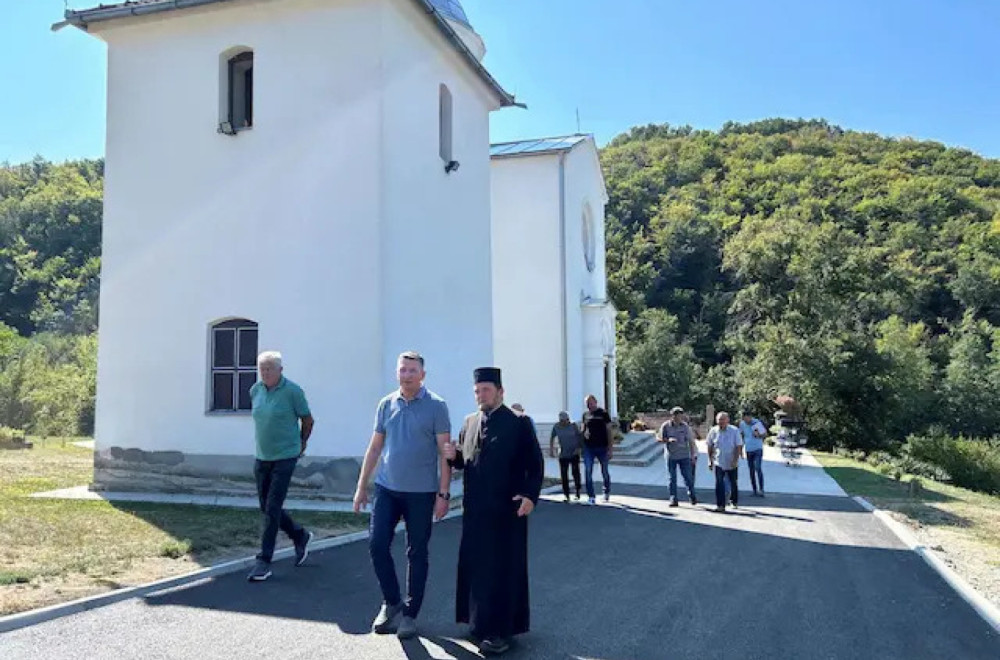 Snaga zajedništva na delu: U selu Majdan urađeni novi prilazni put i crkvena porta