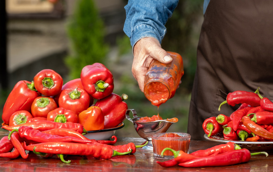 Bakin trik koji rešava sve: Evo kako da sačuvate ajvar od buđi