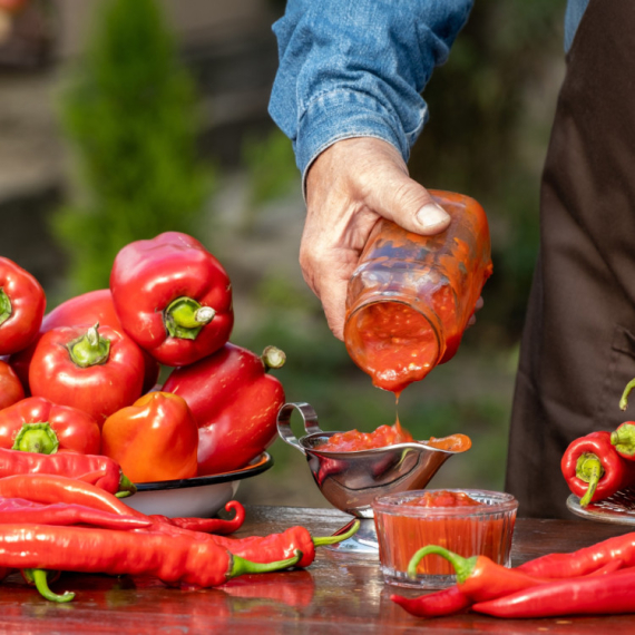 Recept za najbolji domaći ajvar: Trikovima vrhunskih domaćica do savršenog ukusa