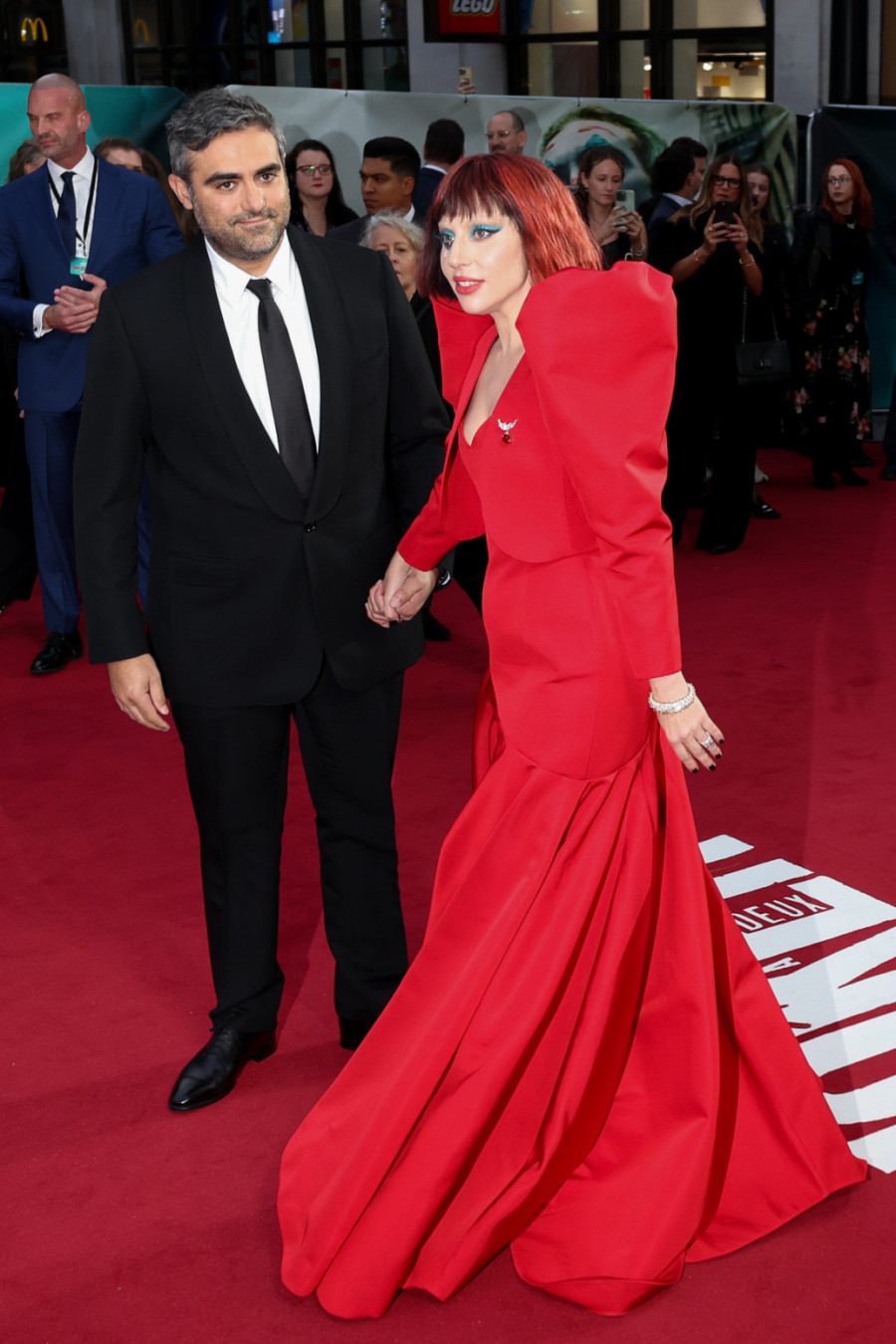 Na prvi pogled ledena i nedodirljiva, a zbog reči koje je uputila vereniku – istopićete se FOTO