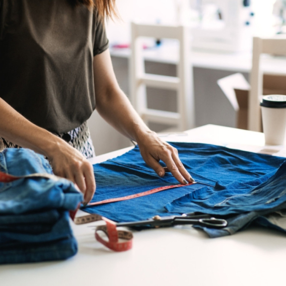 Trikovi za prepravljanje odeće koja vam je prevelika ili premala