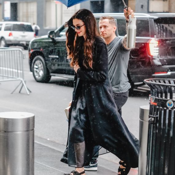 Ova haljina biće novi modni krik – a njoj stoji savršeno FOTO