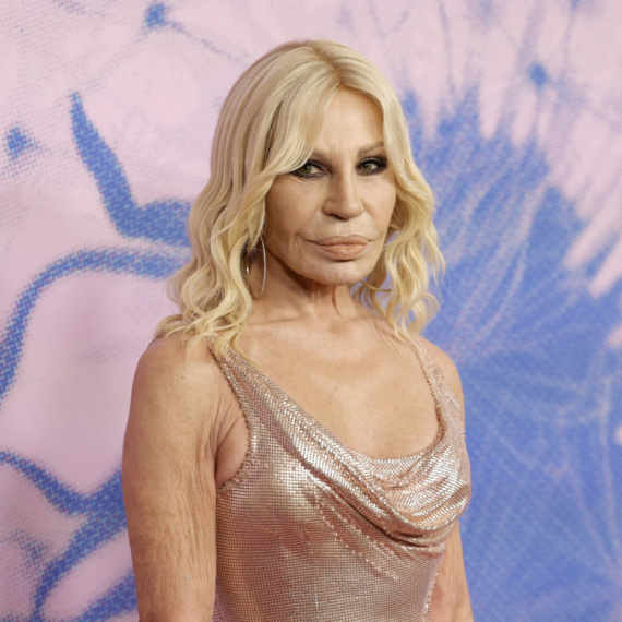 Donatela Versače iznenadila novim licem, sada je druga osoba: Da li će se pokajati? FOTO