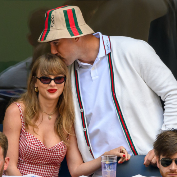 Bajkovita veridba u senci haljine: Devojke poludele za modelom koji nosi Tejlor Svift FOTO