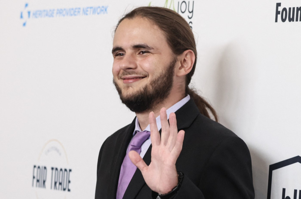 Sin Majkla Džeksona odlučio da se skrasi: Verio svoju zanosnu lepoticu FOTO