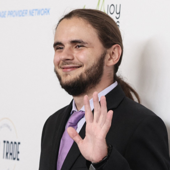 Sin Majkla Džeksona odlučio da se skrasi: Verio svoju zanosnu lepoticu FOTO