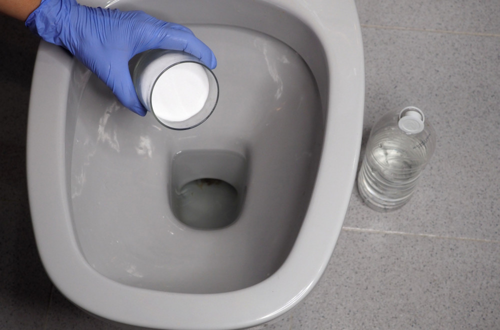 Samo 50 grama ovog praha čini čudo za WC šolju: Ni ribanja ni skupih hemikalija