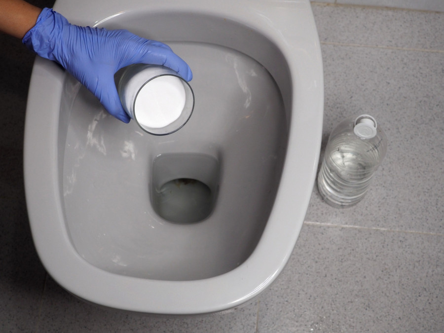 Svaka domaćica se kune u ovaj prah: Blistavo bela WC šolja bez ribanja i skupe hemije