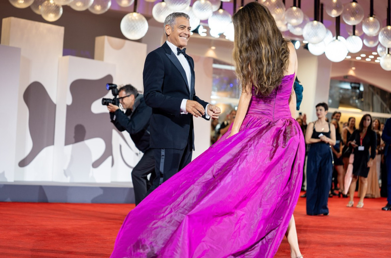 Kad je pokazala duge noge, odmah je ustao iz kreveta: Kluni morao da "zaštiti" dragu FOTO