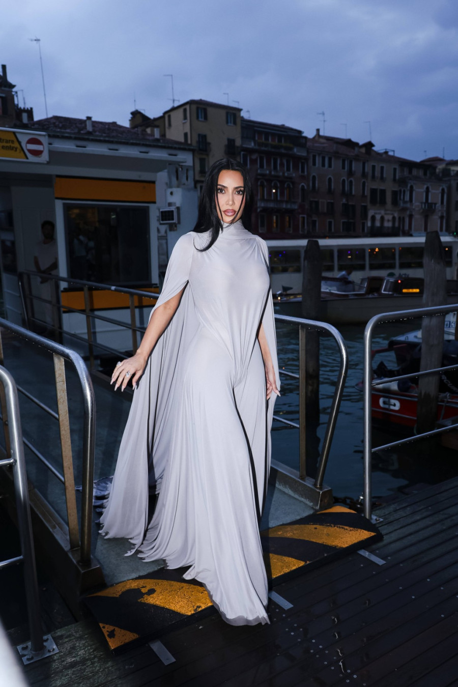 Više ne želi da bude golišava zvezda, ali je i dalje kraljica bizarnih modnih izdanja FOTO