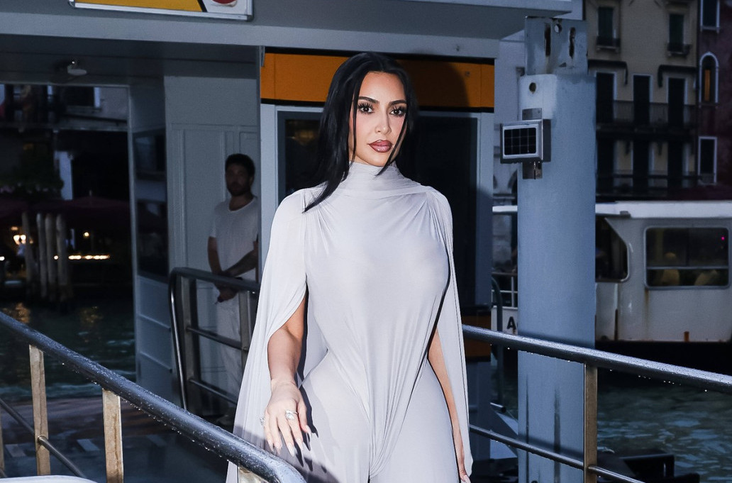 Više ne želi da bude "golišava zvezda", ali je i dalje kraljica bizarnih modnih izdanja FOTO