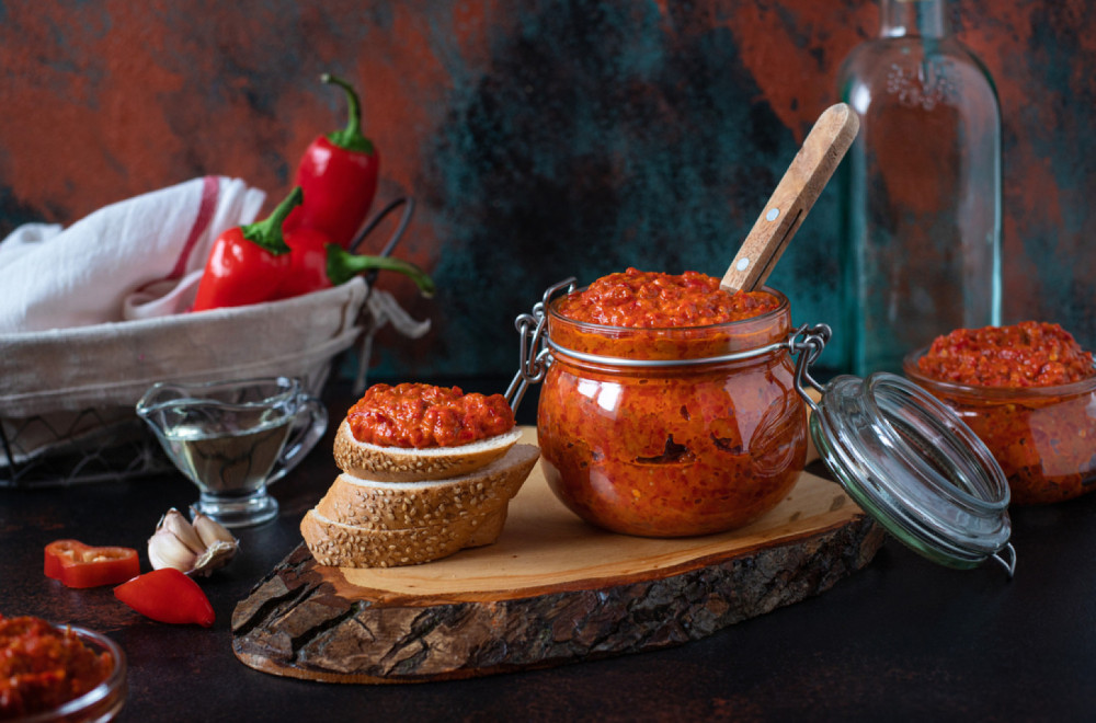 Bakin trik koji rešava sve: Evo kako da sačuvate ajvar od buđi