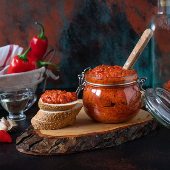 Bakin trik koji rešava sve: Evo kako da sačuvate ajvar od buđi