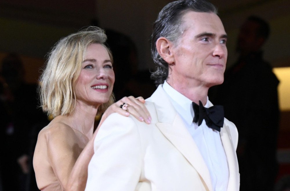 Čudo od haljine, ali samo dok on stoji pored nje: Zanosna plavuša očarala i razočarala FOTO