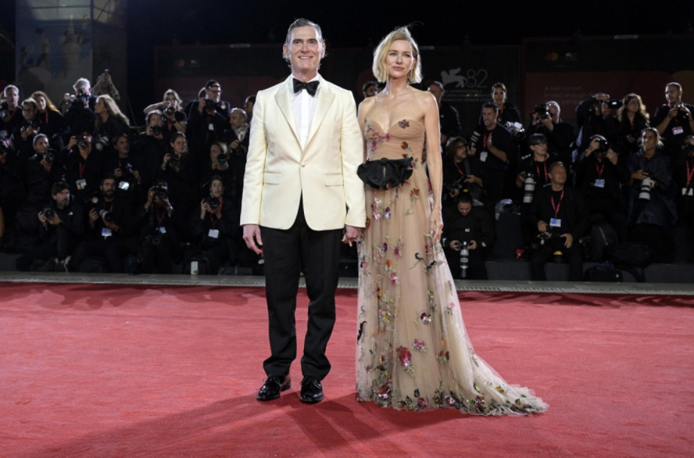 Čudo od haljine, ali samo dok on stoji pored nje: Zanosna plavuša očarala i razočarala FOTO