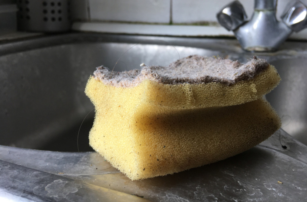 Koliko često treba menjati sunđer za sudove? Nakon ovoga ćete otrčati do kuhinje