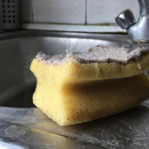 Koliko često treba menjati sunđer za sudove? Nakon ovoga ćete otrčati do kuhinje