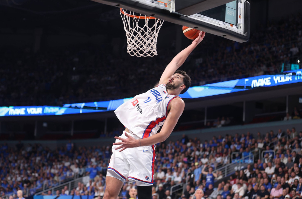 Mladi srpski košarkaš je miljenik devojaka: Njegovog oca svi znaju, a majka je lepotica bez premca FOTO