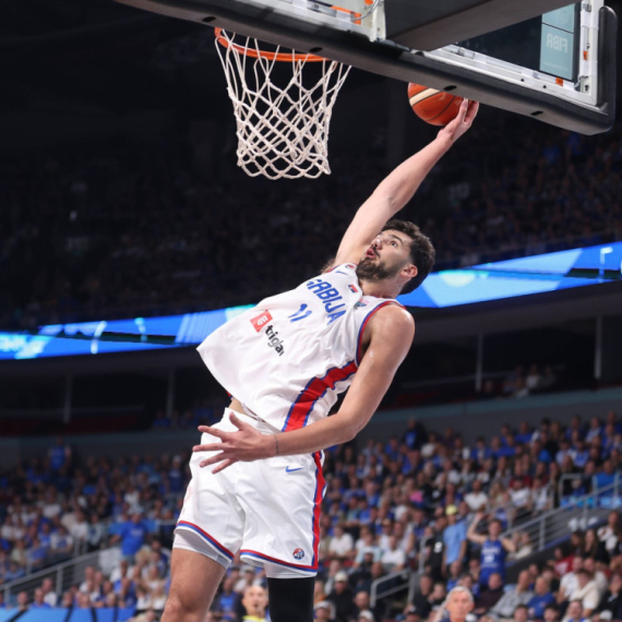 Mladi srpski košarkaš je miljenik devojaka: Njegovog oca svi znaju, a majka je lepotica bez premca FOTO